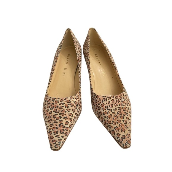 VTG Gianni Bini Brown, Carmel, Black Animal Print Suede 2”Heel
Pumps. - Picture 5 of 14